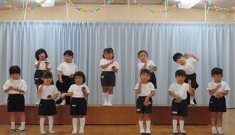 もも組さん、先生の指揮を見ながら鈴とカスタネットで演奏しています