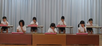 一生懸命、鍵盤ハーモニカを吹くみどり組