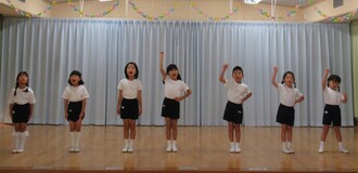 「えいやぁ！」のかけ声をかけ合ったり、手話をしたりして歌うみどり組