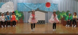 「ねずみのよめいり」の劇を演じるみどり組
