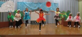 歌もダンスも大好きのみどり組伸び伸び踊っています
