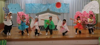 劇のフィナーレ・・・みんなで歌ってポーズ