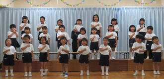 発表会の最後にもも組、き組、みどり組の全員で手話をしながら歌っています