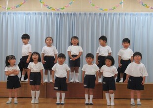 歌を歌うもも組のかわいい姿