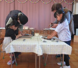 次は型抜きに夢中になっています