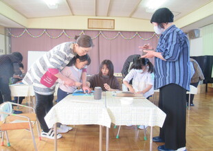 粘土を伸ばしてペン立ての形にしています