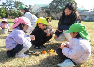 夢中になってみかんを食べる子どもたち