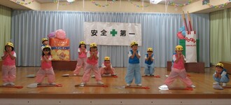 もも組表現、みんなで衣装を着てスコップ持って踊っています