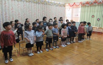みんなで歌を歌ってお祝いしています