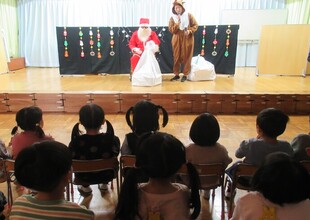 プレゼント持ったサンタさんが登場