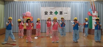 シャベル持ってノリノリダンスをしています