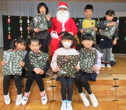 みどり組のみんなとサンタさんと記念撮影