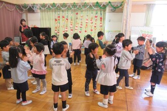 みんなでクリスマスダンスを踊っています