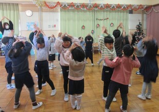 サンタポーズをするかわいい子どもたち
