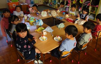 ケーキを食べるもも組の子どもたち嬉しそう