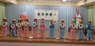 作業の後はみんなでぺろぺろキャンディーを食べて最後に文字カードを見せました