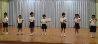 き組のみんなで、先生の指揮を見ながら合奏をしています