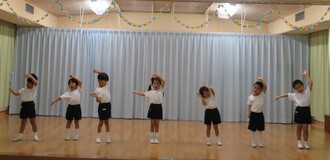 歌を歌っているき組の子どもたち