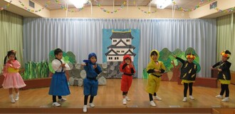 お城に住んでいるお姫様とお殿様、雷団みんななかよし手裏剣を投げています