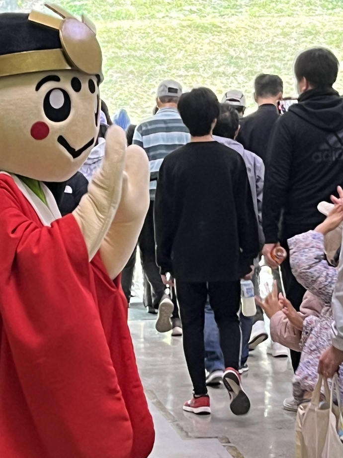 はなてらすちゃんが手を振る写真