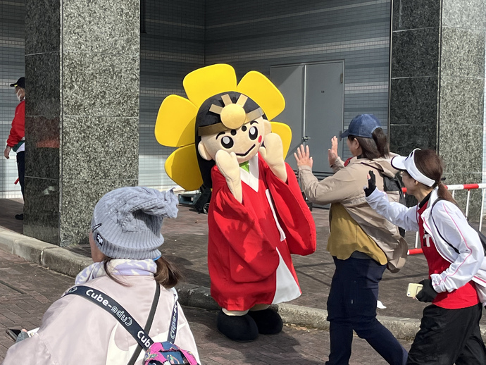 はなてらすちゃんがランナーを出迎える写真