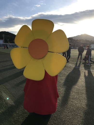 はなてらすちゃんが背中を向けて立っている写真
