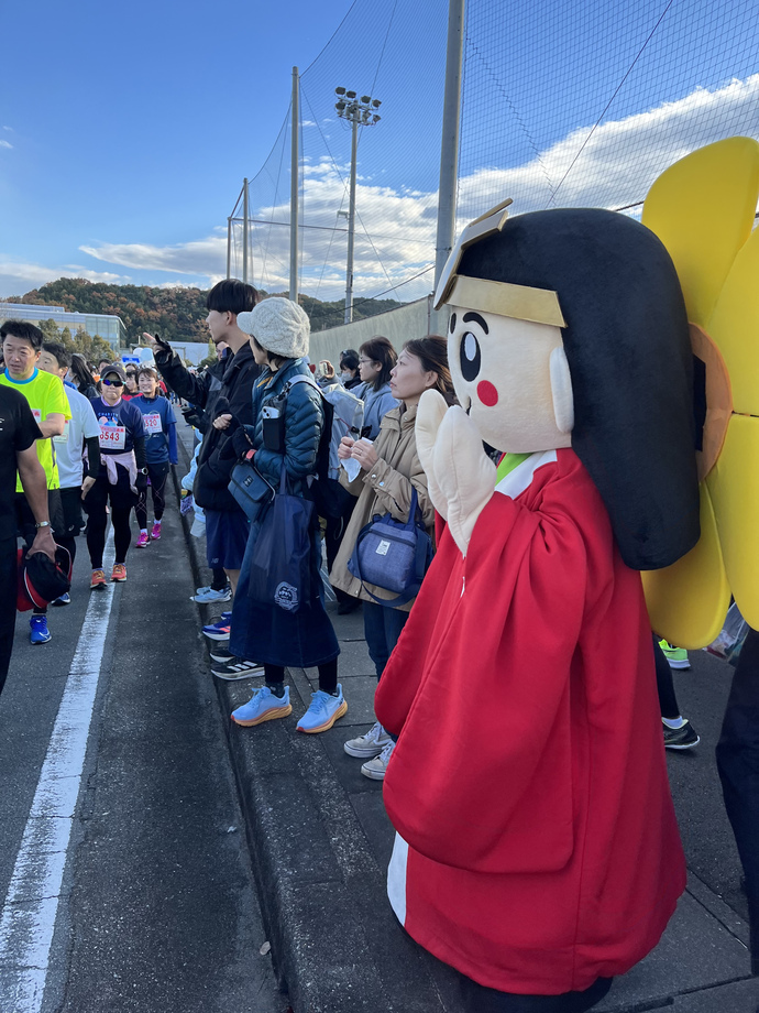 はなてらすちゃんが手を振っている写真
