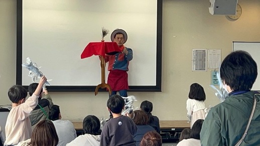 講座当日の写真（マジックの様子）