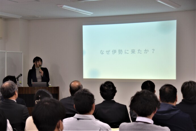高橋ちふみさんが退任講演を行っている写真