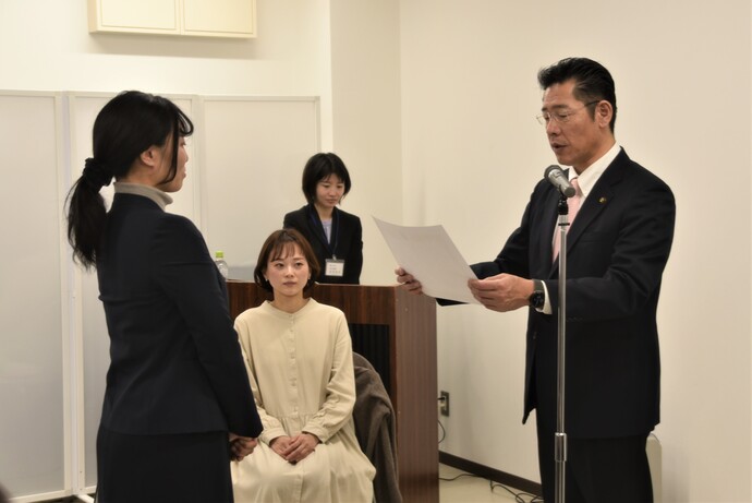 鈴木市長から高橋さんに感謝状を贈呈している写真