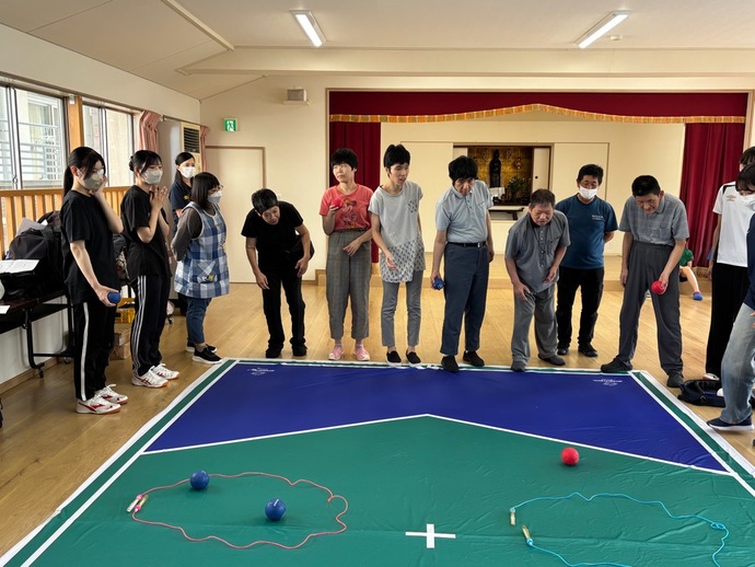 写真：三重済美学院にて出前講座を実施している様子