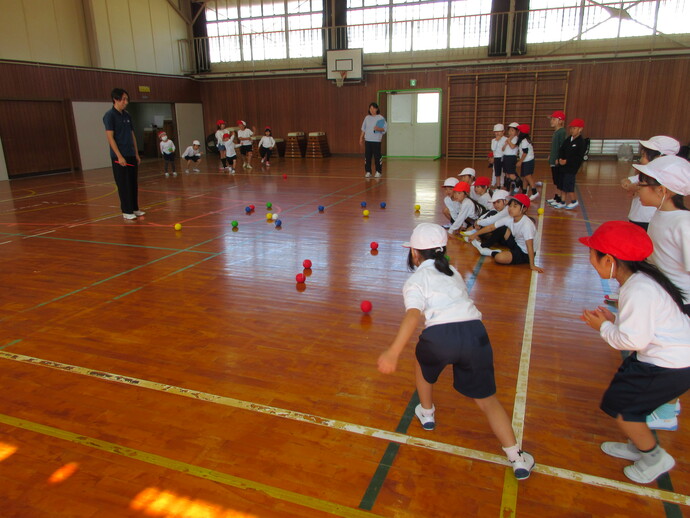 写真：スクエアボッチャを体験している様子