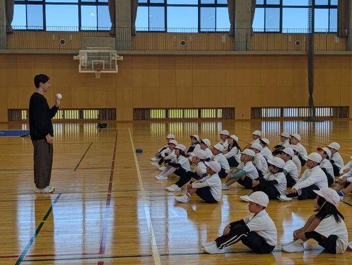 写真：皇學館大学生からスクエアボッチャのルールを聞いている様子