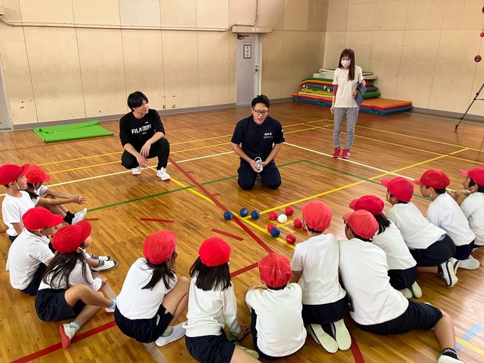 写真：ボッチャのルールを聞いている様子