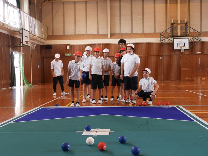 写真：ボッチャを体験している様子