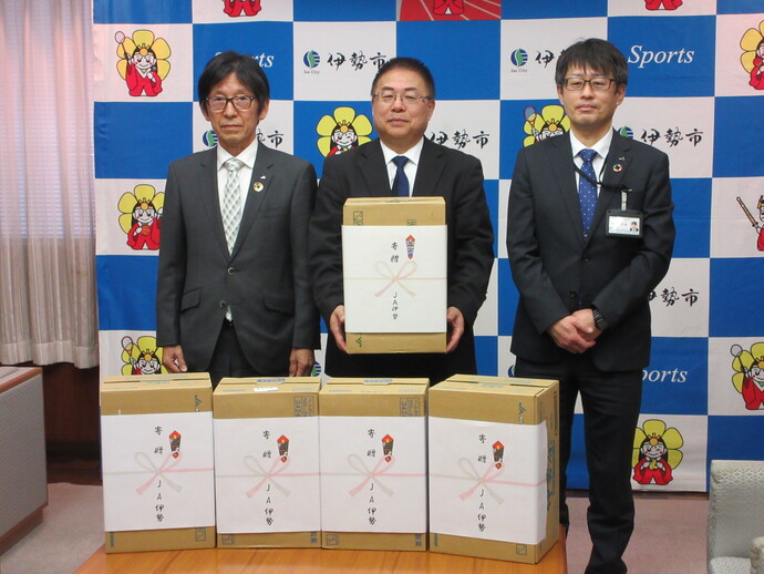 写真：伊勢市選手団への飲料水贈呈の様子