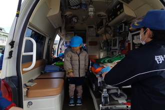 消防車の中を見学する年中児