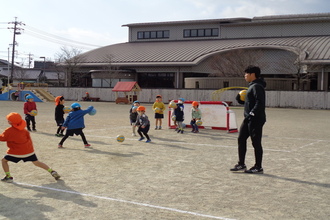 サッカー教室を楽しむ年中児