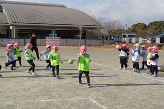 サッカー教室を楽しむ年長児