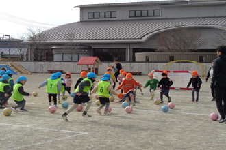 サッカー教室に参加する年中児