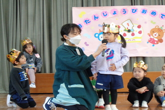 インタビューを受ける年中児