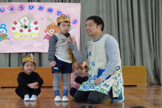 インタビューを受ける年中児