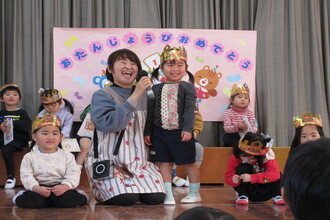 インタビューを受ける年少児