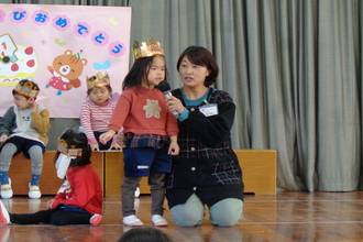 インタビューを受ける年少児