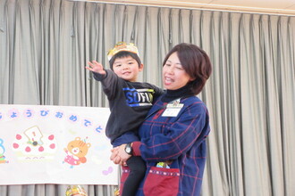 園長先生に抱っこしてもらう年中児