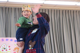園長先生に抱っこしてもらう年中児
