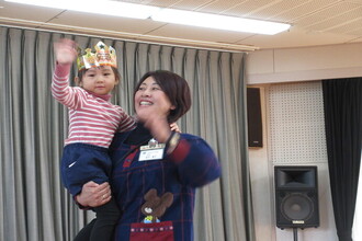 園長先生に抱っこしてもらう年中児