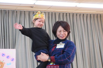 園長先生に抱っこしてもらう年中児