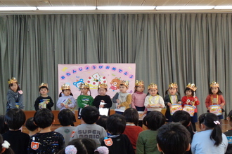 歌のプレゼントをしてもらっている誕生児