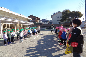 ゆりかご園の園児と交流をする年長児